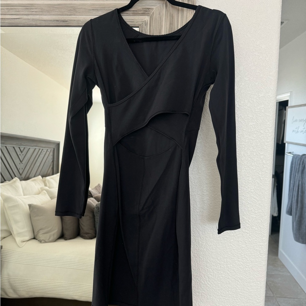Lululemon long sleeve cut out back, form fitting dress size 6